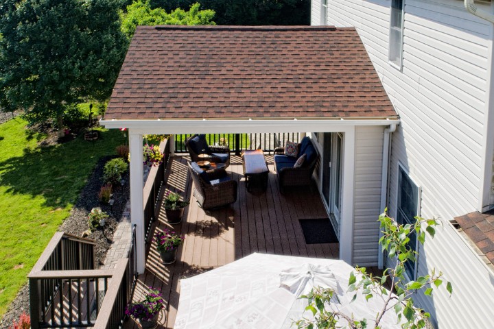 Indoor-outdoor home addition with enhanced natural airflow