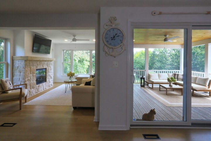 Seamless ceiling height transition between interior and outdoor living area