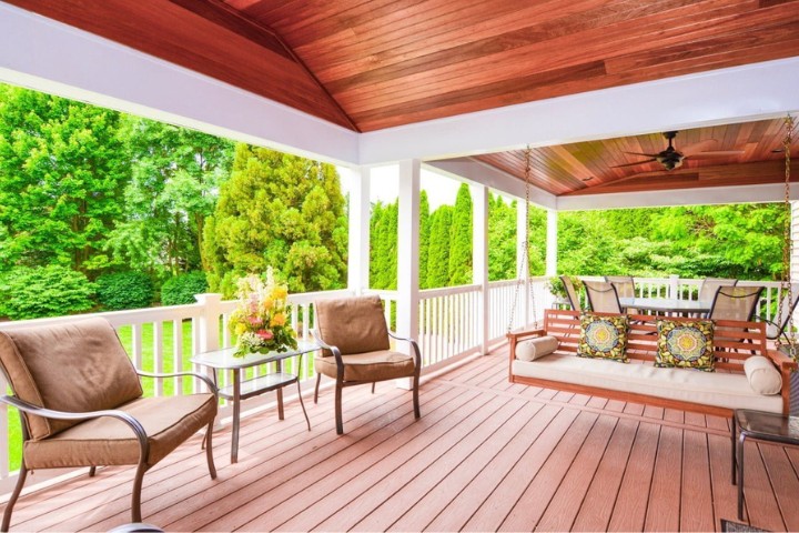 Smooth indoor-outdoor flow with matching flooring and ceiling materials